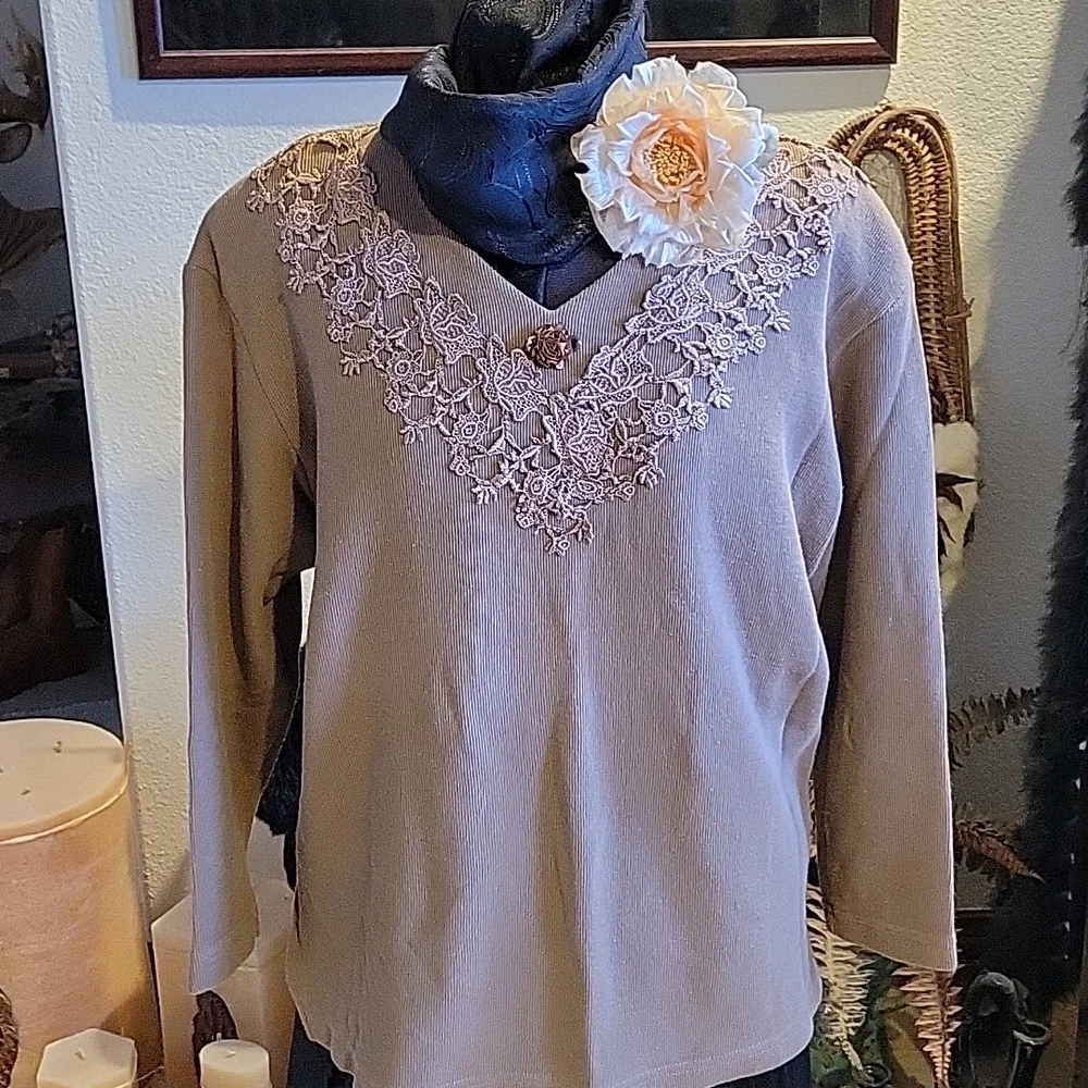 VINTAGE LACE TRIM TOP - Picture 2 of 4